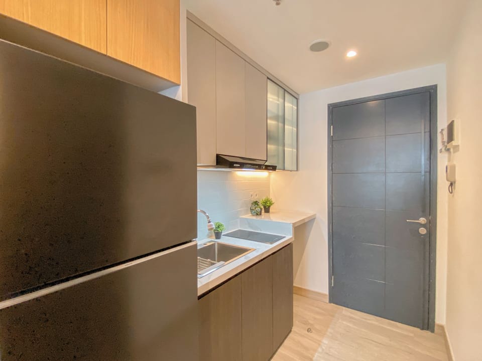 Apartment | Private kitchen | Fridge, stovetop, cookware/dishes/utensils