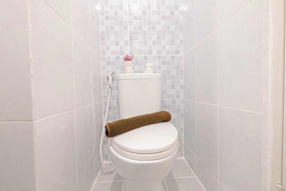 Apartment | Bathroom | Shower, free toiletries, towels