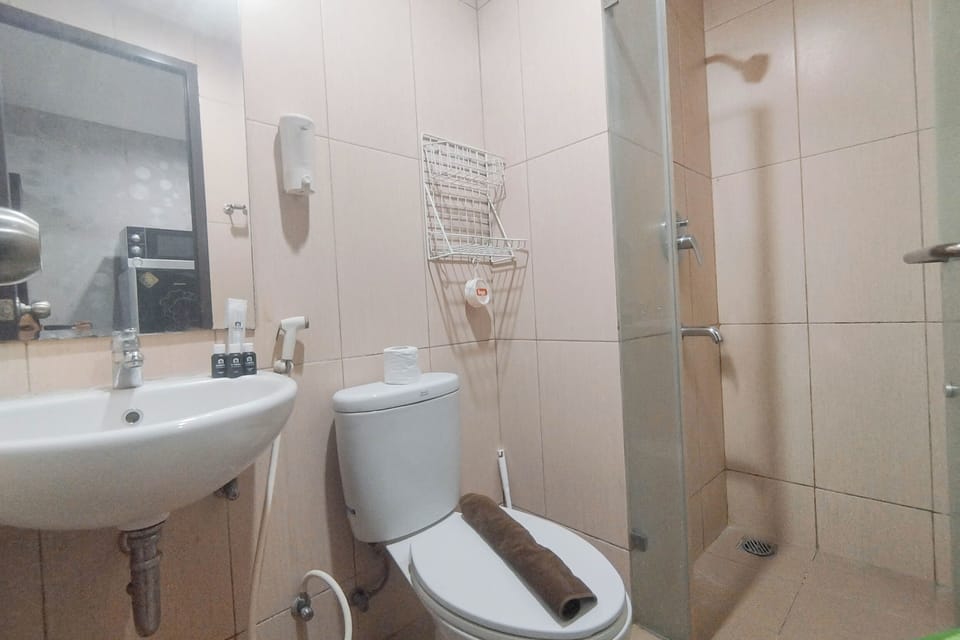 Apartment | Bathroom | Shower, free toiletries, towels