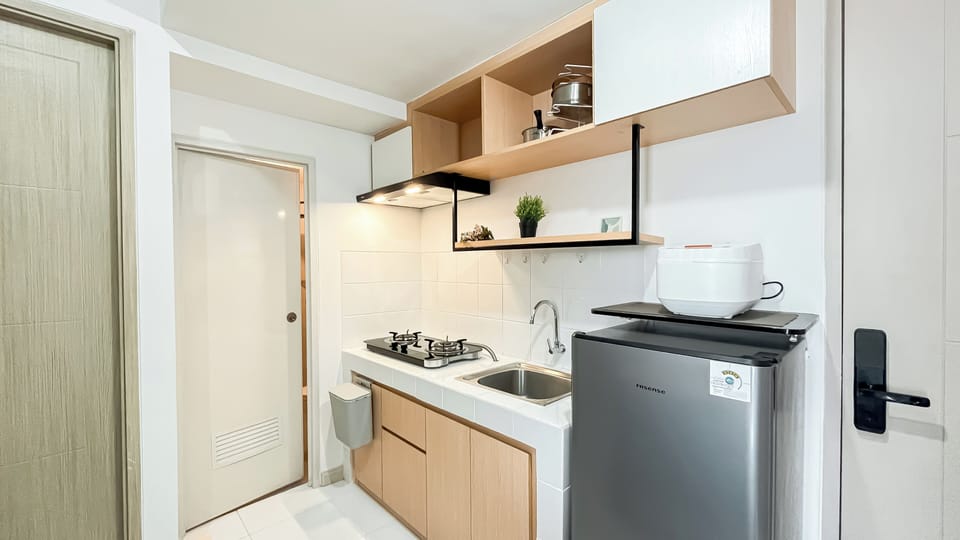 Apartment | Private kitchen | Fridge, stovetop, cookware/dishes/utensils