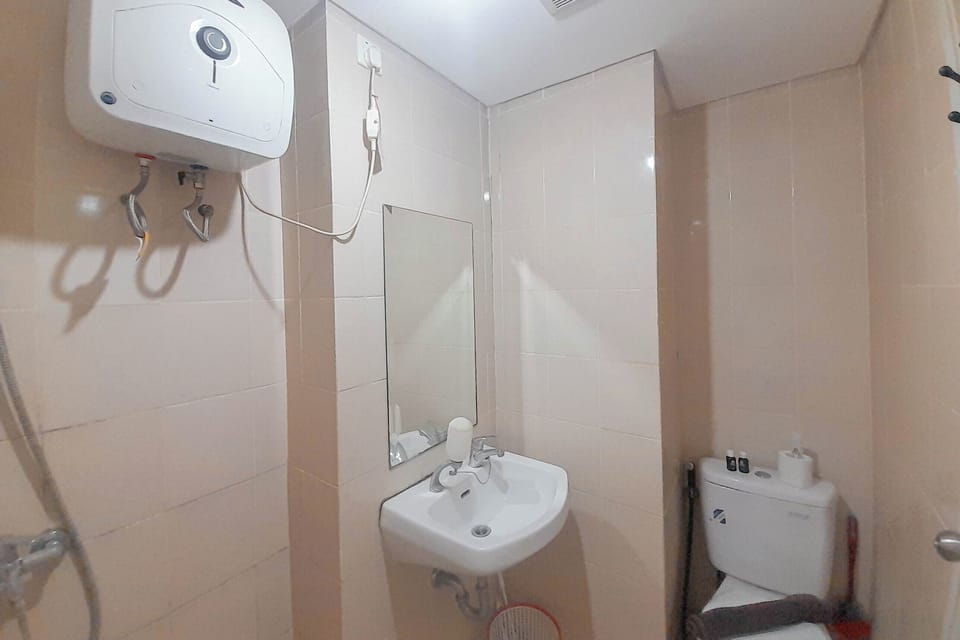 Apartment | Bathroom | Shower, free toiletries, towels