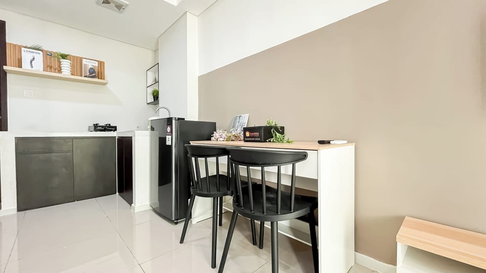 Apartment | Private kitchen | Fridge, stovetop, cookware/dishes/utensils