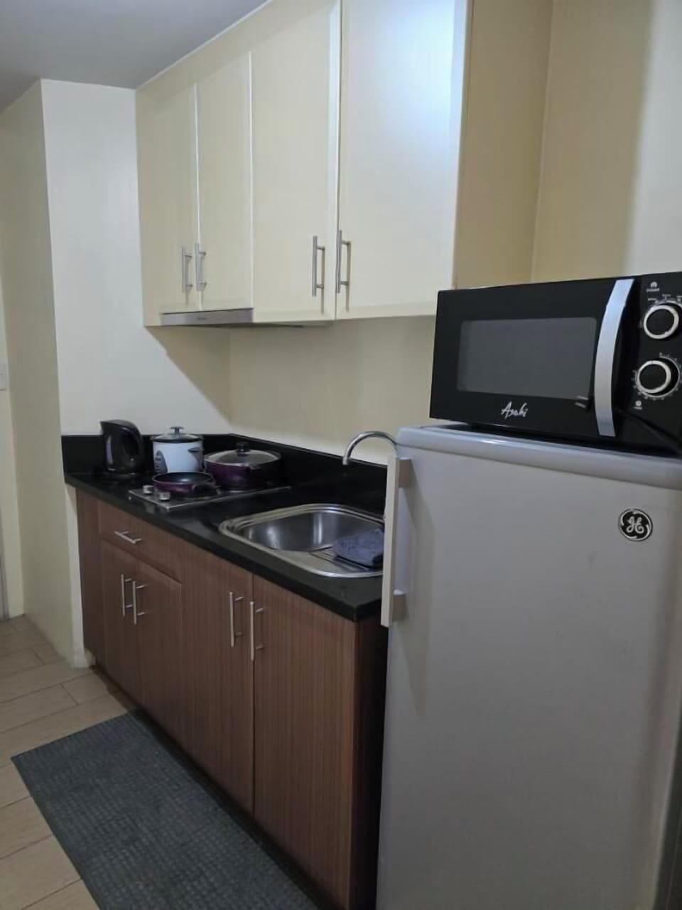 Double Room, City View | Private kitchen | Mini-fridge, microwave, stovetop, cookware/dishes/utensils