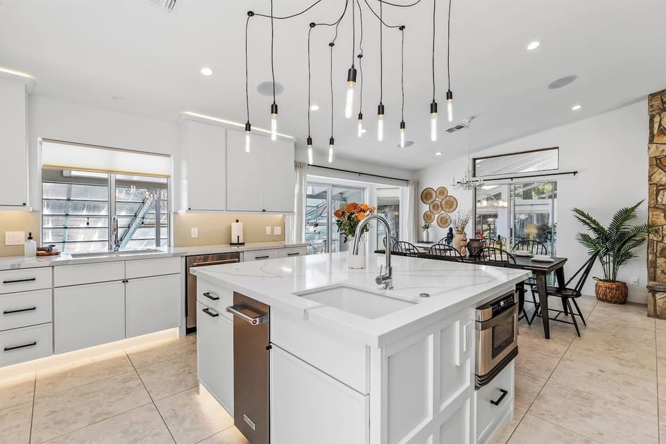 Ice Maker, 2 sinks & Counter space!