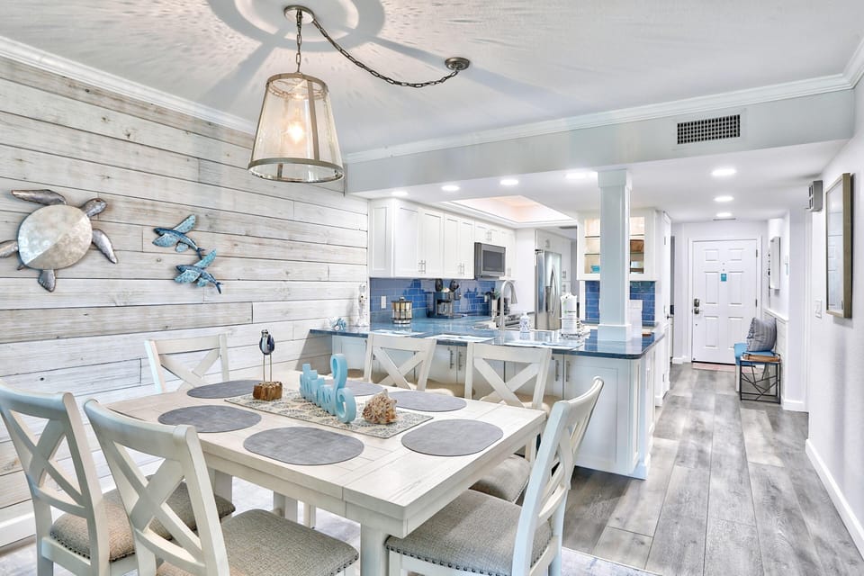 Condo, Multiple Beds (Land's End 11-302 Beach Front - Premi) | Dining