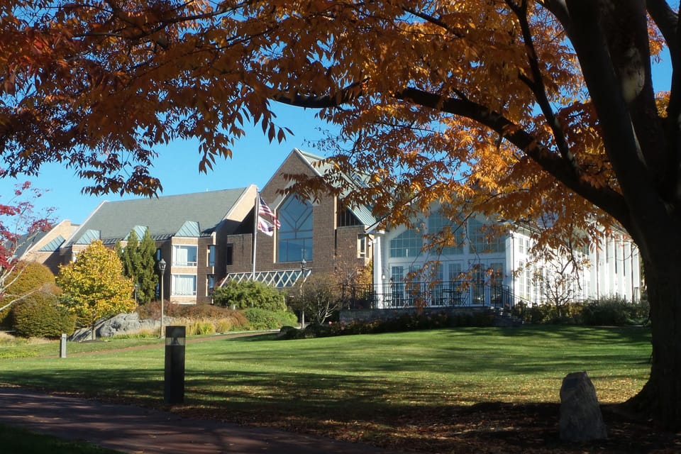 Enjoy the stunning fall colours of the Hudson Valley only 45 minutes north of New York City. 