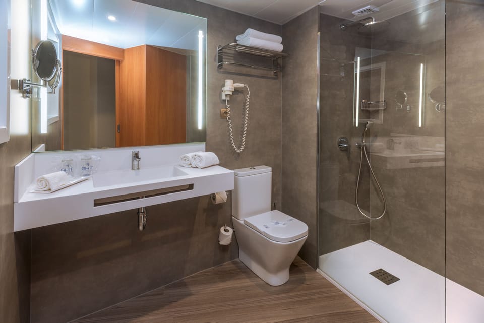 Shower, rainfall showerhead, free toiletries, hair dryer