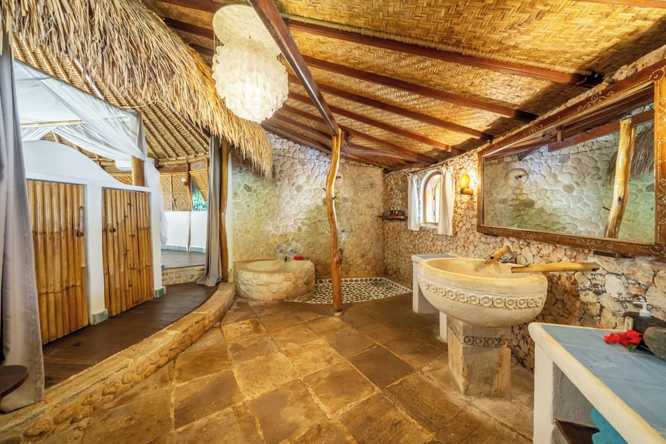 Deluxe Bungalow, Garden View | Bathroom | Towels, soap, shampoo, toilet paper