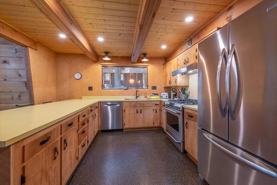 Nicely appointed kitchen.