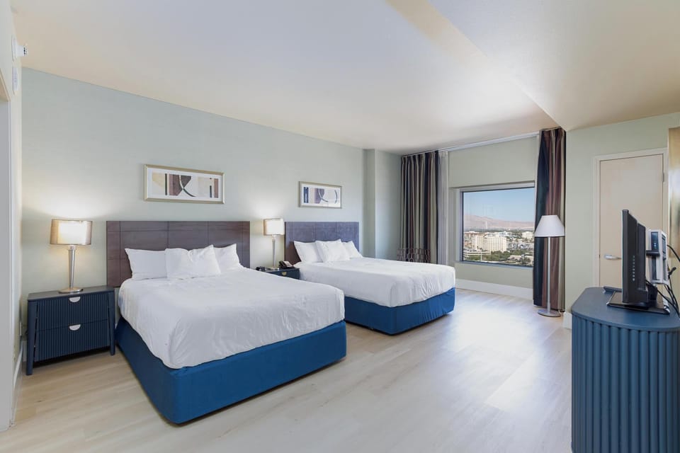 2 Queen beds
