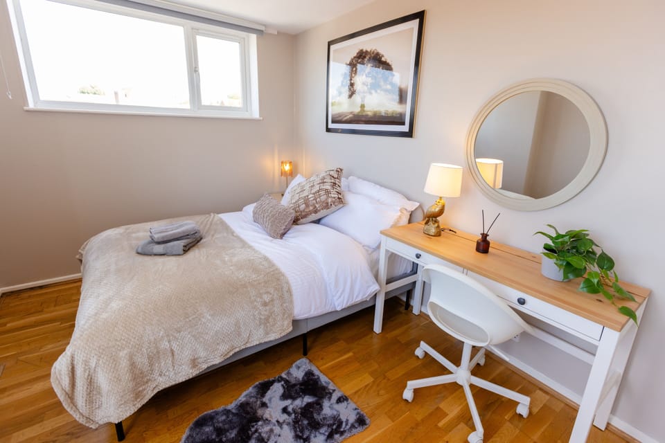Apartment - Sleeps 6 - Parking - Wifi Apartment in Guildford