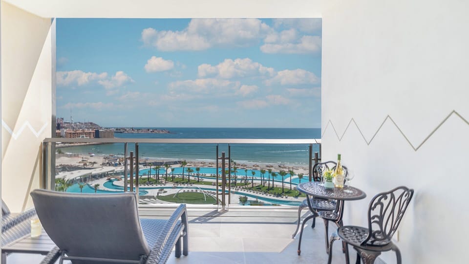 Balcony and views to the ocean