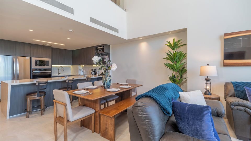 Dining Space Between Kitchen & Lounge