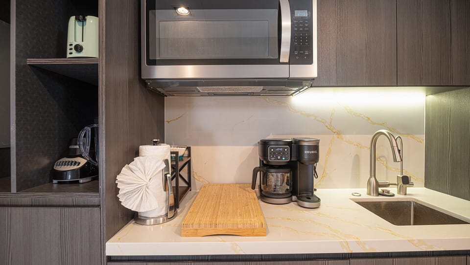 Sink area and small appliances