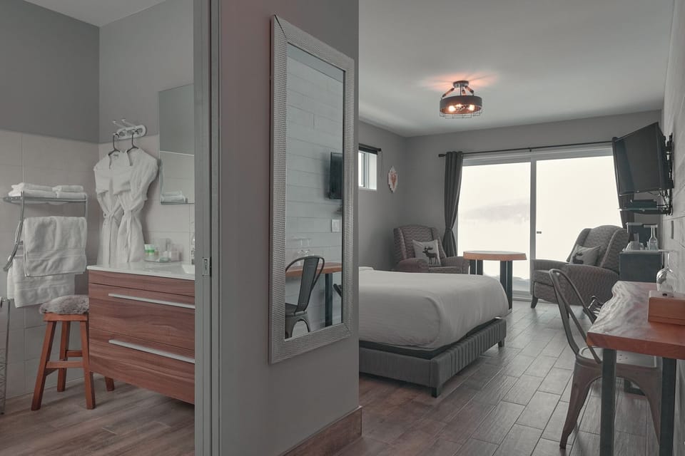 Epinette (Queen) | In-room safe, soundproofing, free WiFi