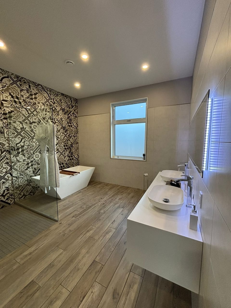 Bouleaux (King) | Bathroom | Free toiletries, hair dryer, bathrobes, towels