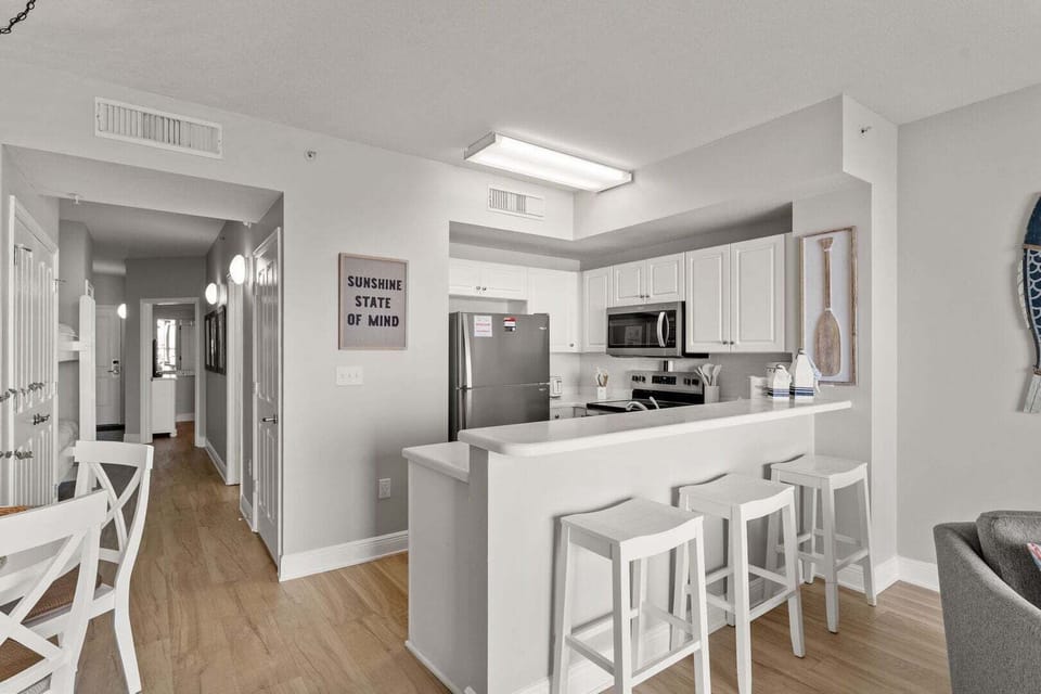 Eat-in kitchen bar seating