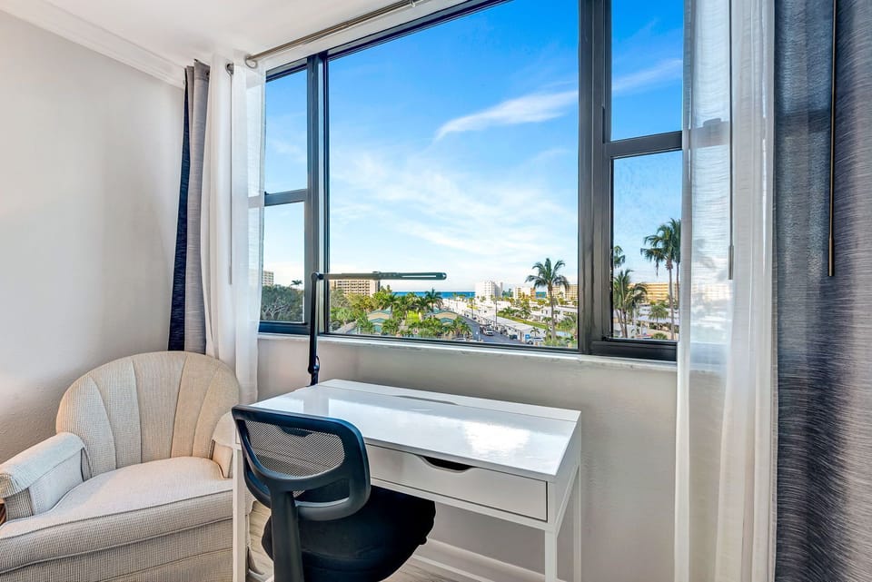 Luxury Bayside Condo – Pool, Tennis & Marina (4618)