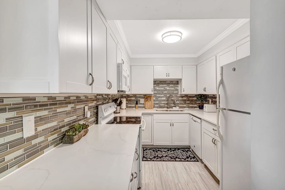 Luxury Bayside Condo – Pool, Tennis & Marina (4604)