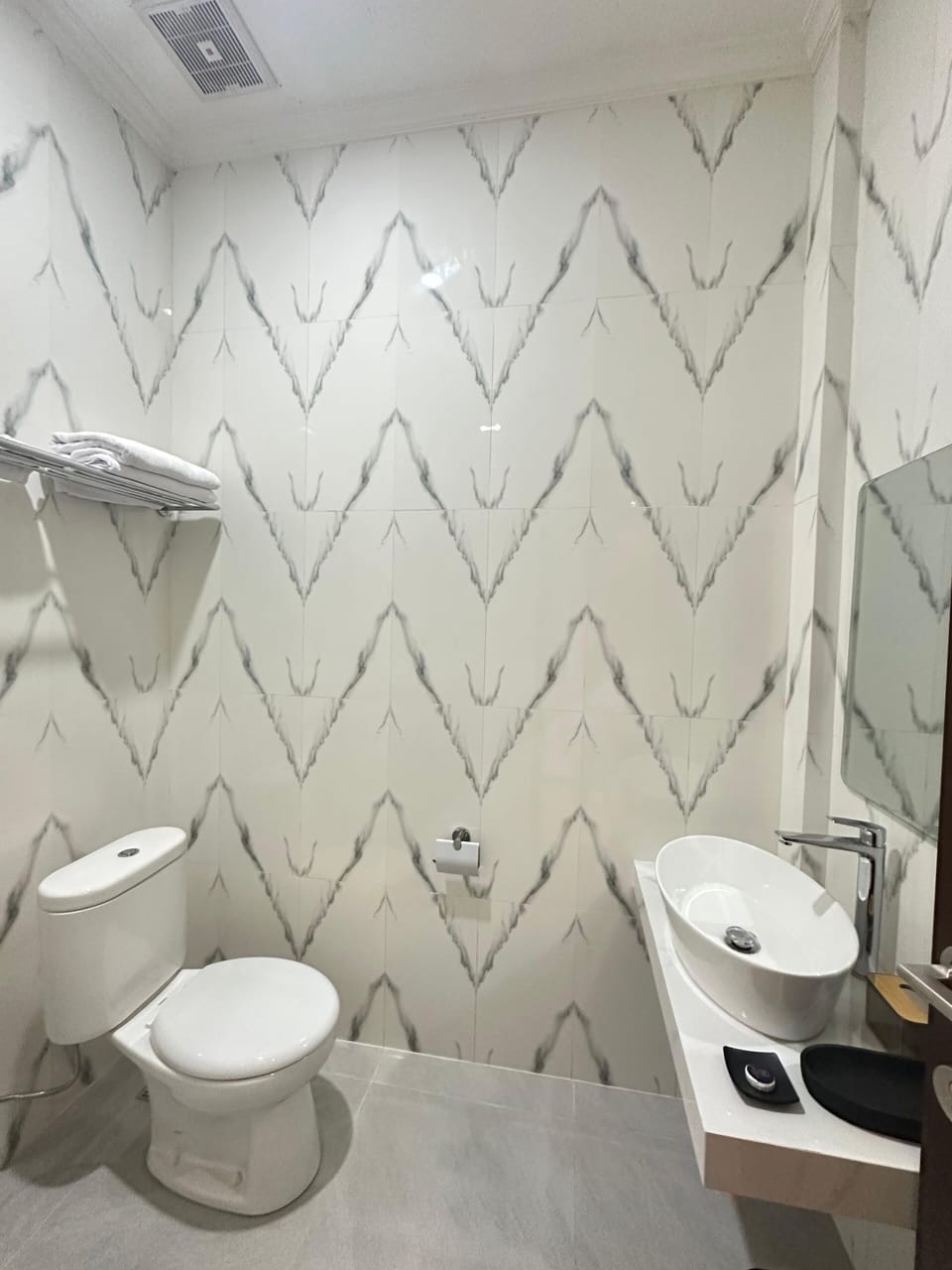 Deluxe Twin Room, City View | Bathroom | Shower, slippers, bidet, towels