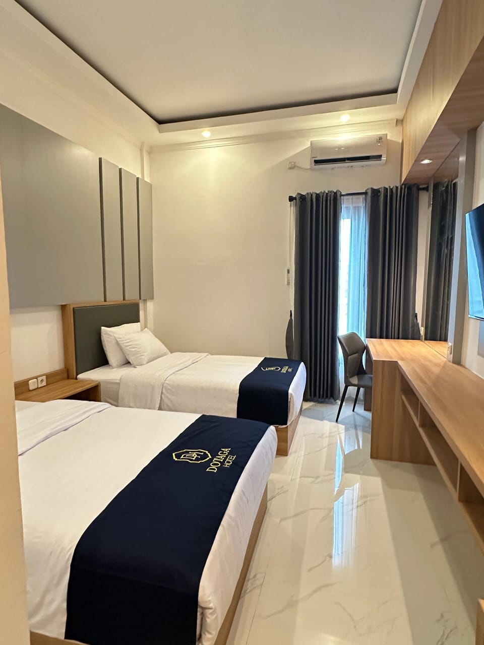 Deluxe Twin Room, City View | Desk, laptop workspace, WiFi (free)