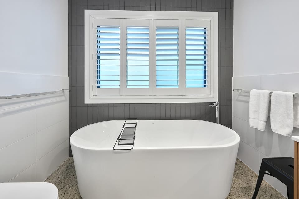 Bathroom 1 (Bed 2 Ensuite) Bathtub