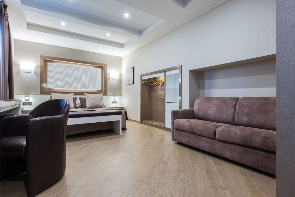 Egyptian cotton sheets, premium bedding, minibar, in-room safe