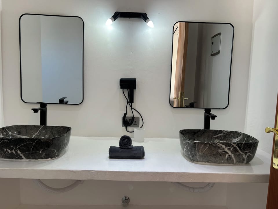Superior Villa | Bathroom | Shower, free toiletries, hair dryer, towels