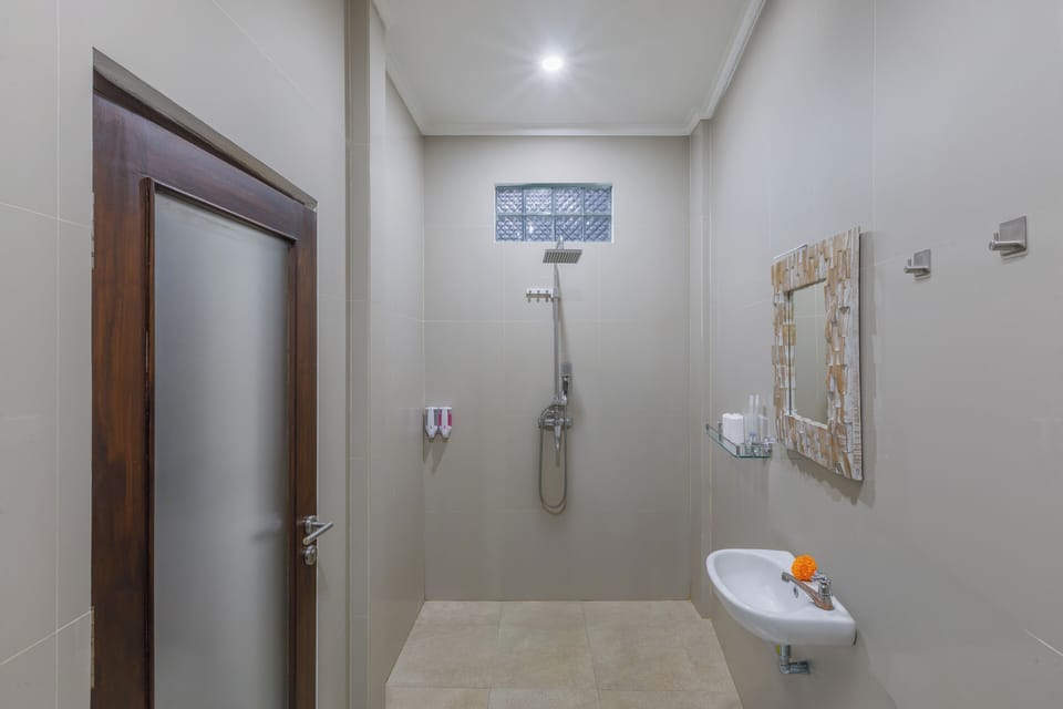 Deluxe Double Room, 1 King Bed, Pool View | Bathroom | Shower, free toiletries