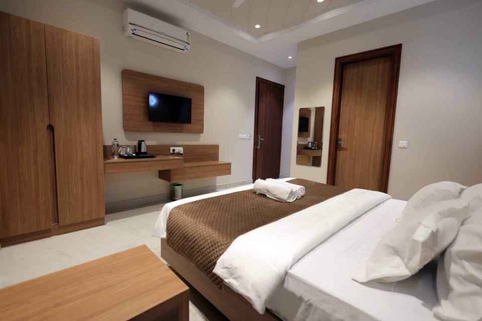 Desk, free WiFi, bed sheets
