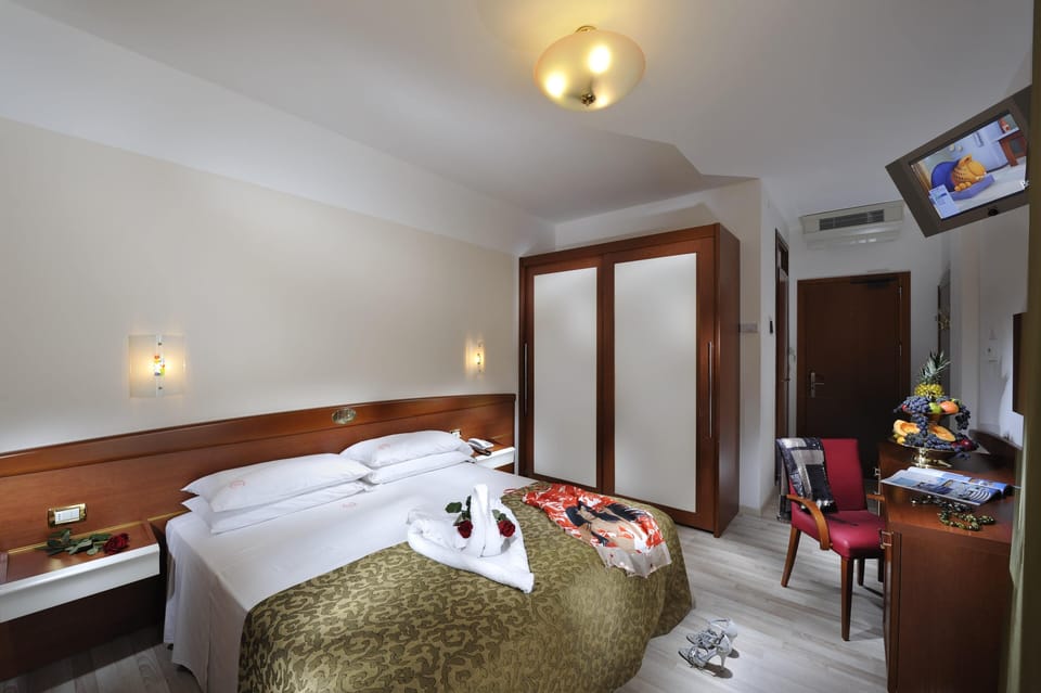 Classic Double Room | In-room safe, desk, free WiFi