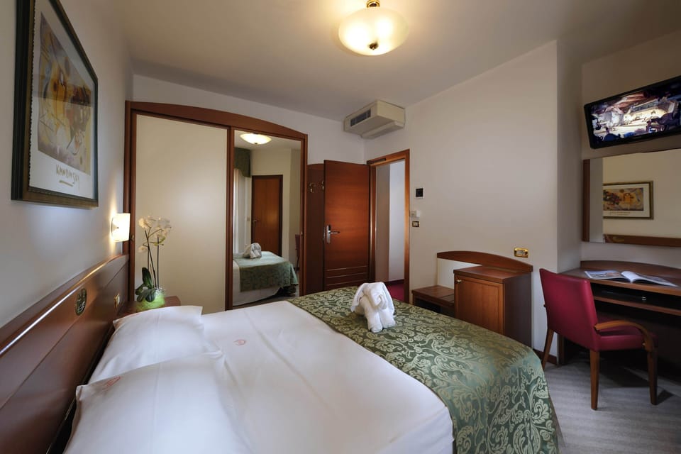 Family Room | In-room safe, desk, free WiFi