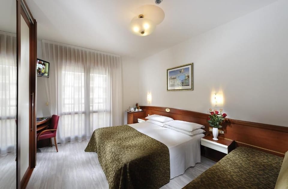 In-room safe, desk, free WiFi