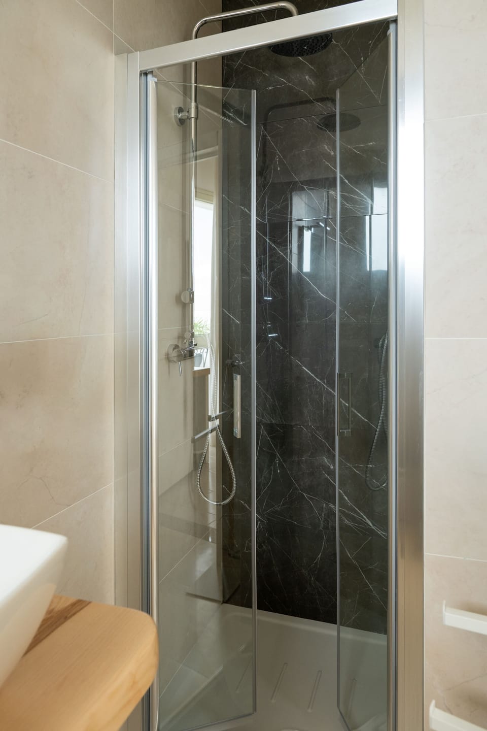 Double Room | Bathroom | Shower, free toiletries, hair dryer, towels