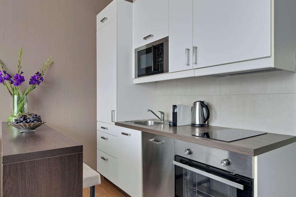 Deluxe Studio, Balcony, Courtyard View | Private kitchenette | Coffee/tea maker, electric kettle, highchair, griddle