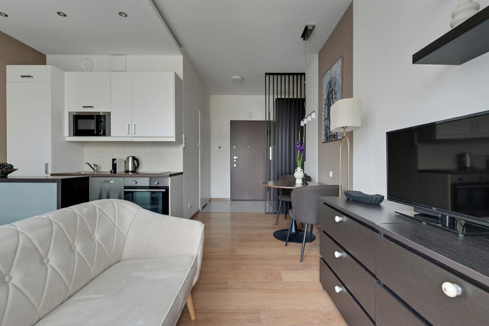 Deluxe Studio, Balcony, Courtyard View | Living area | Flat-screen TV