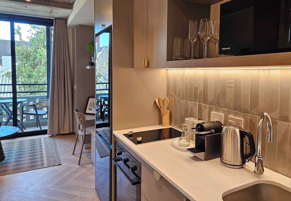 Compact Studio | Private kitchen | Fridge, microwave, oven, coffee/tea maker