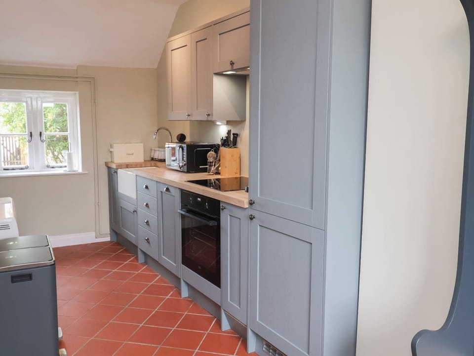 Fridge, dishwasher, toaster, cookware/dishes/utensils