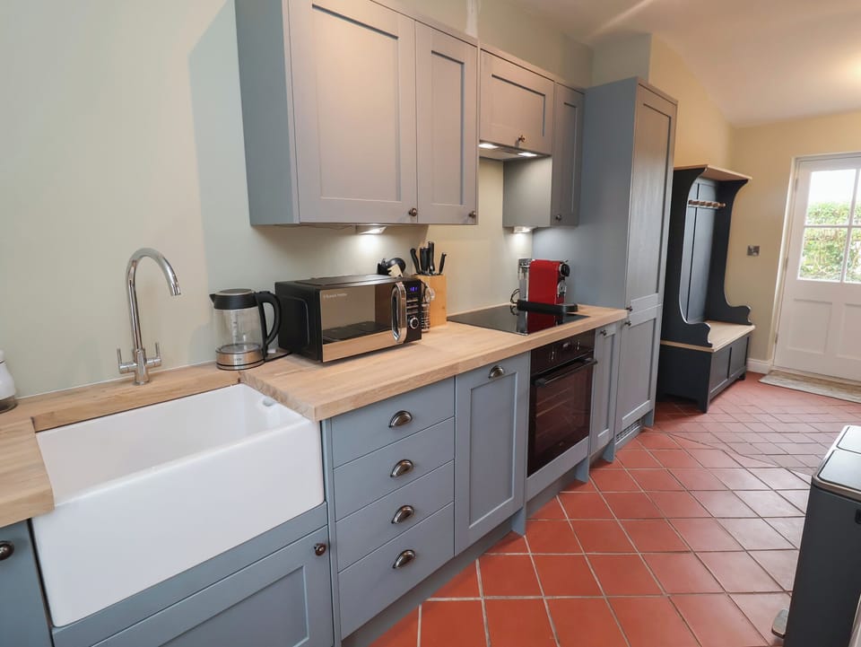Fridge, dishwasher, toaster, cookware/dishes/utensils