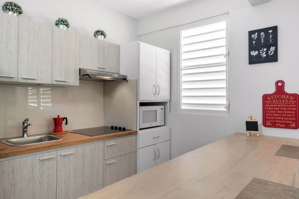 Fully equipped kitchen with ample prep space. Ready for snacks.	