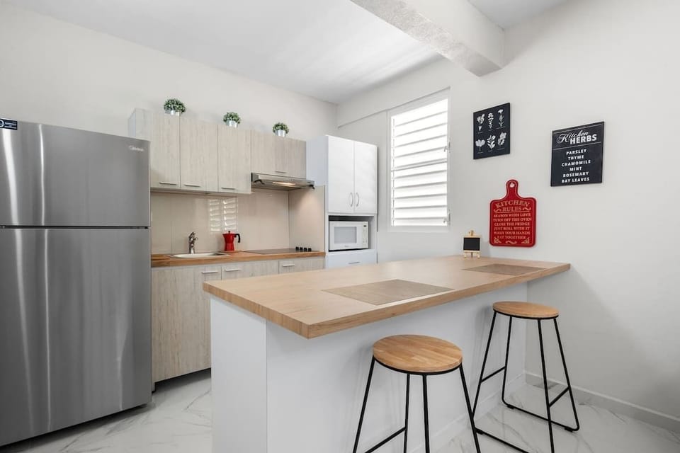 Gorgeous wood counter and modern stools. Eat−in kitchen.