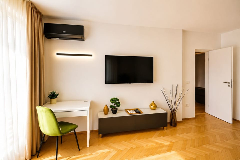 Studio, Balcony, Courtyard View | Memory foam beds, desk, laptop workspace, blackout drapes