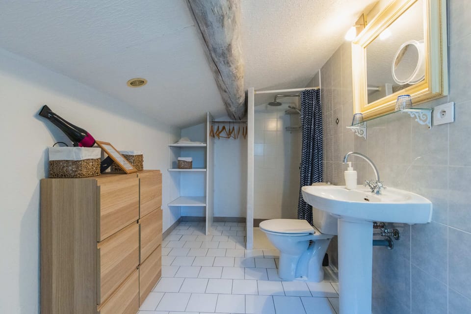 Double Room, Balcony, Pool View | Bathroom