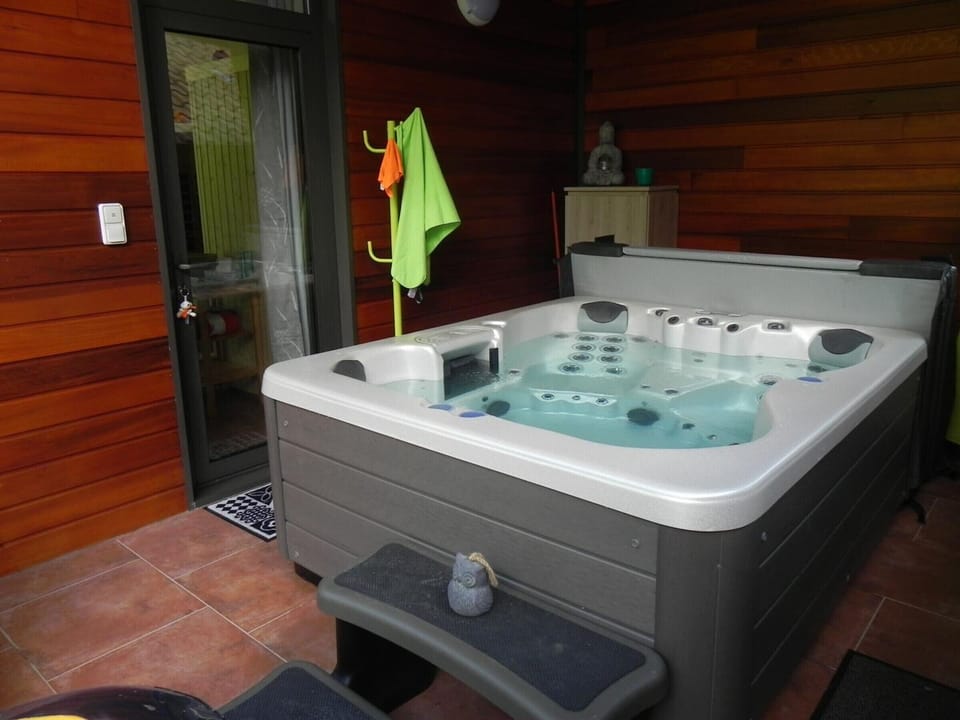 Indoor spa tub