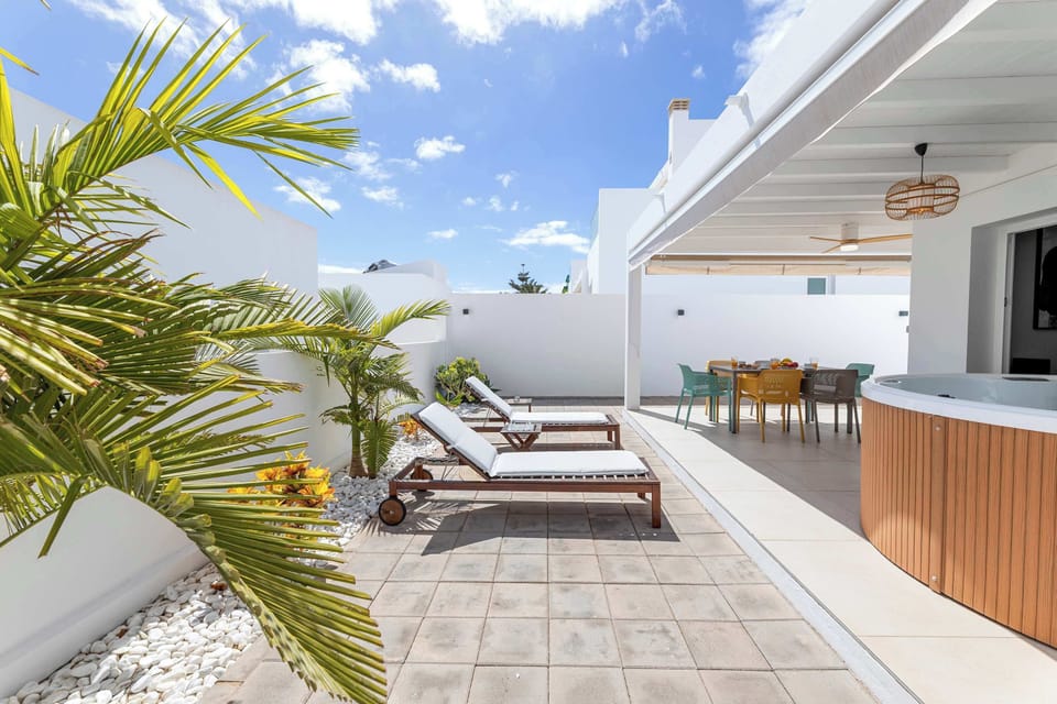 ☀️ Enjoy the Lanzarote sunshine on your private terrace with sun loungers and outdoor dining 🌴✨. At Miranda al Mar, Costa Teguise, every detail is designed for total relaxation by the Atlantic 🌊💛