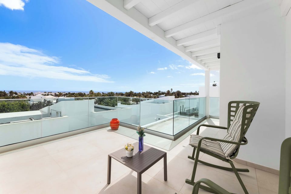 🌊 Private balcony with stunning ocean views and endless blue skies ☀️. At Miranda al Mar, Costa Teguise, your mornings begin with serenity and your evenings end with breathtaking sunsets ✨