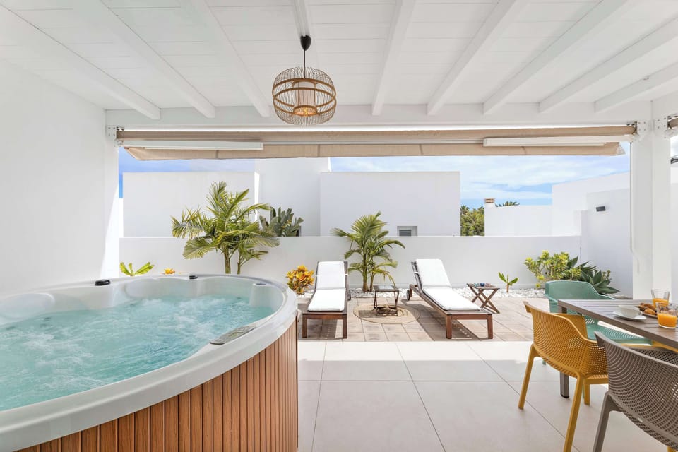 💦 Private jacuzzi, sun loungers and al fresco dining — your perfect outdoor retreat 🌴☀️. At Miranda al Mar, Costa Teguise, every moment is designed for pure relaxation and joy ✨