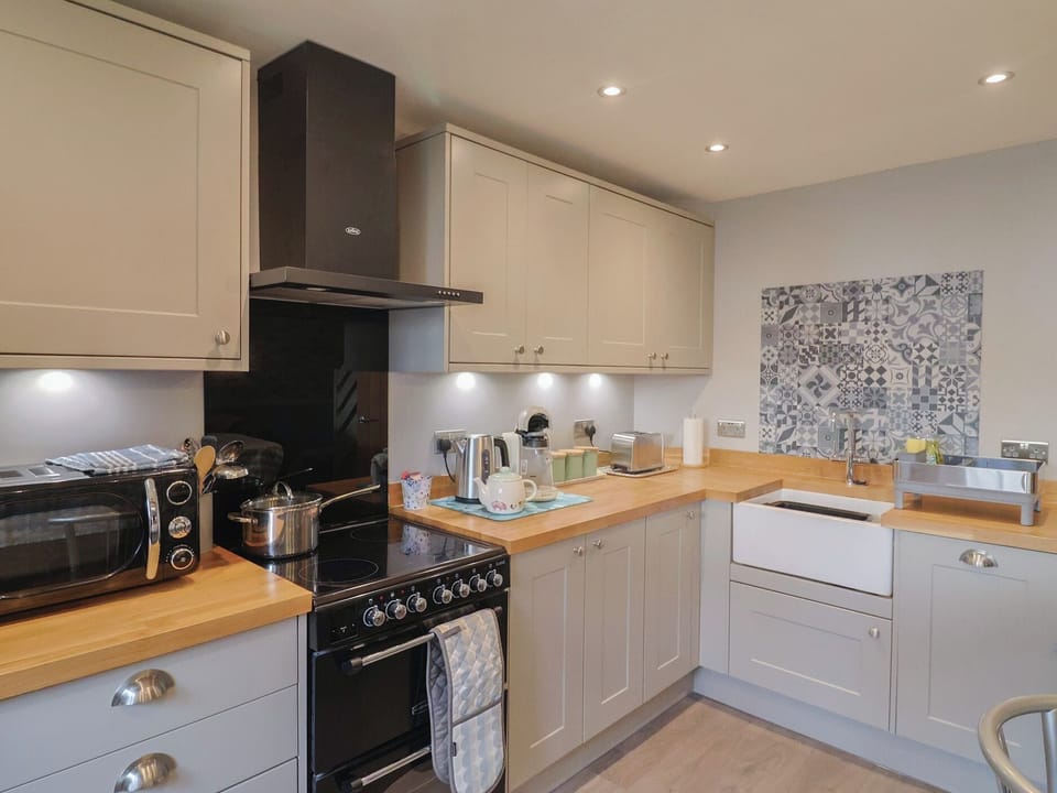 Cottage | Private kitchen | Fridge, microwave, dishwasher, toaster