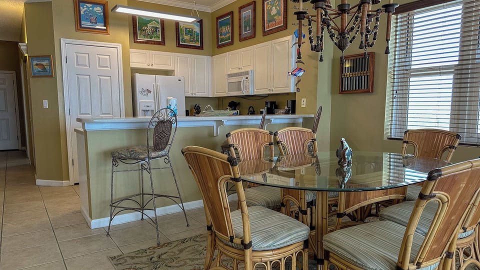 Settle in for cozy dinners + late-night story sharing at the 6-seater dining table!