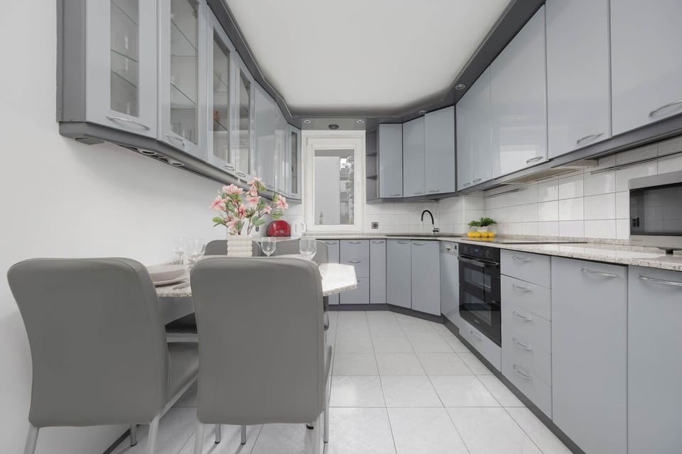 A functional kitchen with full equipment and ample workspace makes cooking a real pleasure.